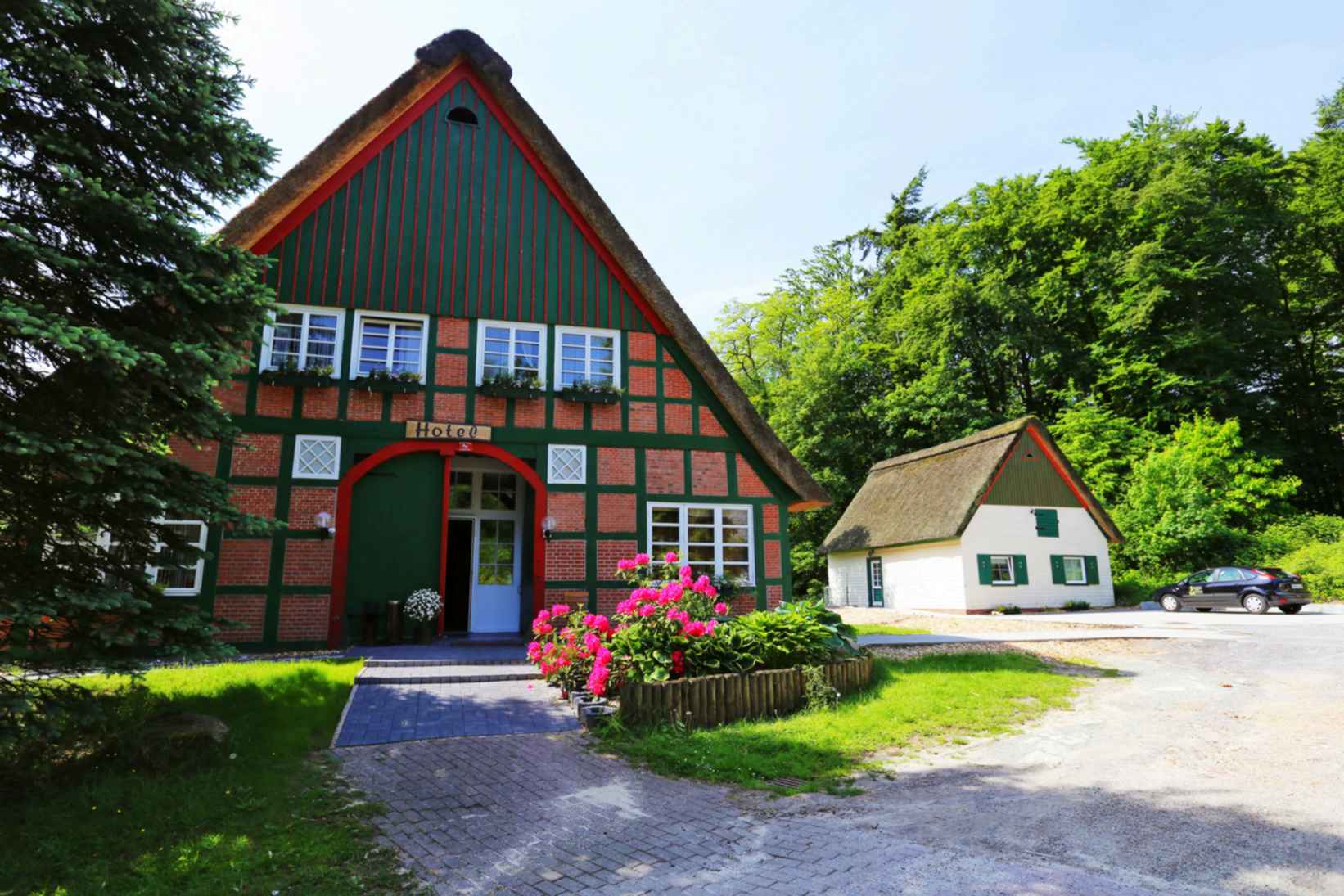 Hotel kaufen pachten: Das *** Hotel bietet Platz für über 33 Gäste, verteilt auf zwei Gebäude: - Forsthaus Wingst *** Ferienhotel am Dobrock